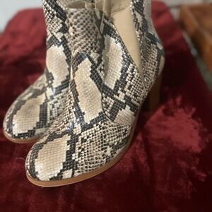 Chic Snakeskin Pattern Heeled Boots